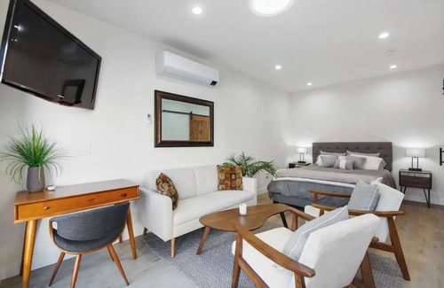 Burbank Apartment | Modern Chic Guest House in Burbank Hills