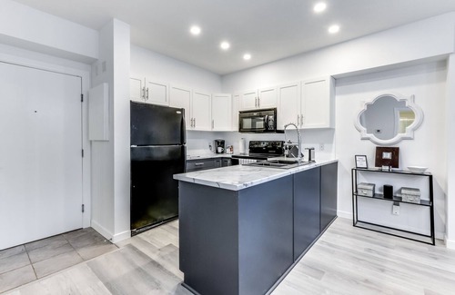 South Pandosy Condo | Modern, Chic, King Bed & Gym! Best Neighbourhood! Walk to Fab Restaurants!