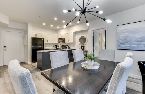 South Pandosy Condo | Modern, Chic, King Bed & Gym! Best Neighbourhood! Walk to Fab Restaurants!