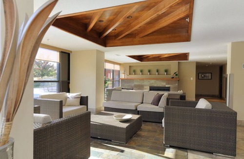 South Pandosy Condo | Modern, Chic, King Bed & Gym! Best Neighbourhood! Walk to Fab Restaurants!