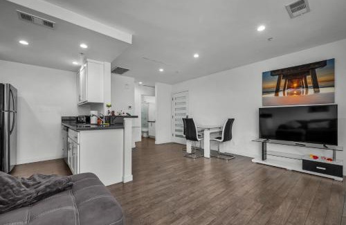 Wilshire Apartment | Modern Chic One Bedroom In Hollywood-Koreatown Area With Parking