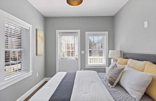 Dudley - Brunswick King Bed & Breakfast | Modern/chic one-bedroom in eco Smart Home - Read Description