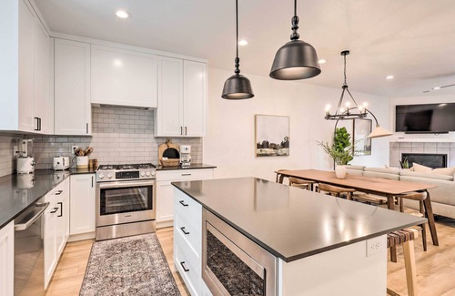 Central Business District House | Modern-Chic Provo Townhome 1 Mi to BYU Campus