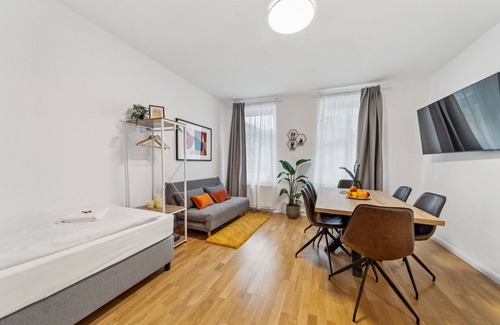 Reudnitz-Thonberg Apartment | Modern city apartment by the park