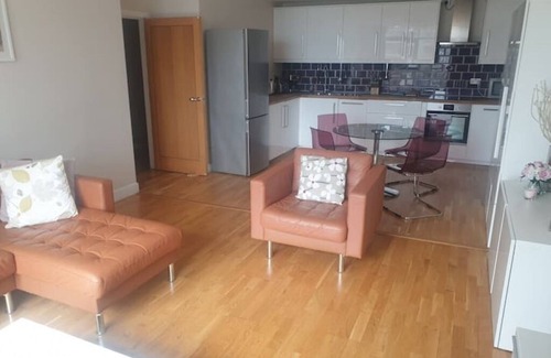 Cardiff City Centre Apartment | Modern City-Centre Apartment with Stunning Views & Free Parking