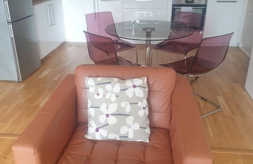 Cardiff City Centre Apartment | Modern City-Centre Apartment with Stunning Views & Free Parking