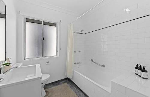 Spring Hill Apartment | Modern City Centre Studio - Short walk to Hospital