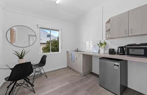 Spring Hill Apartment | Modern City Centre Studio - Short walk to Hospital