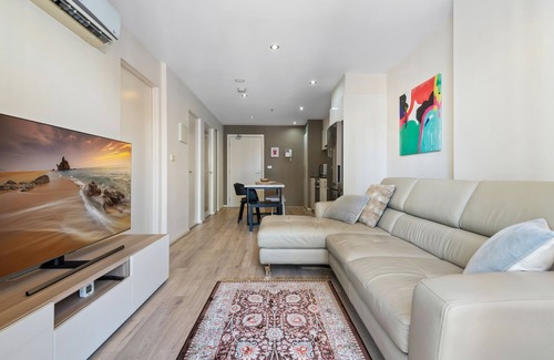 Melbourne Central Business District Apartment | Modern City Convenience with Great Amenities