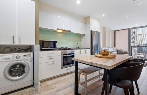 Melbourne Central Business District Apartment | Modern City Convenience with Great Amenities