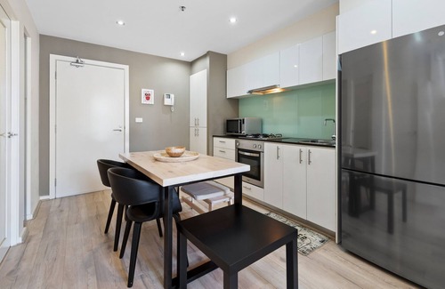 Melbourne Central Business District Apartment | Modern City Convenience with Great Amenities