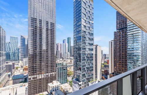 Melbourne Central Business District Apartment | Modern City Convenience with Great Amenities