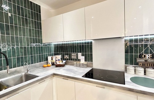 Lansbury Apartment | Modern clean apartment with gym & rooftop