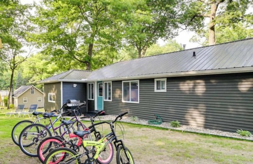 Houghton Lake Cottage | Modern,Clean Cottage, 1 block from the lake and close to town