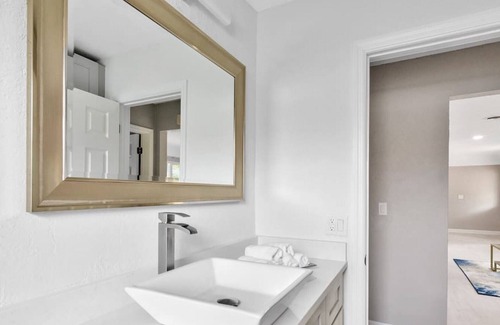 Clearwater House | Modern Clearwater 3 bedroom pool & BBQ