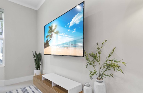 Boynton Beach House | Modern Coastal house with King beds, 10 mins to the Beach!