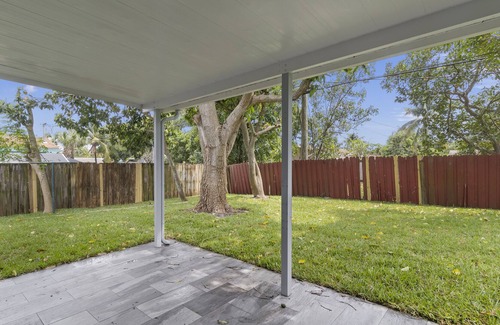 Boynton Beach House | Modern Coastal house with King beds, 10 mins to the Beach!