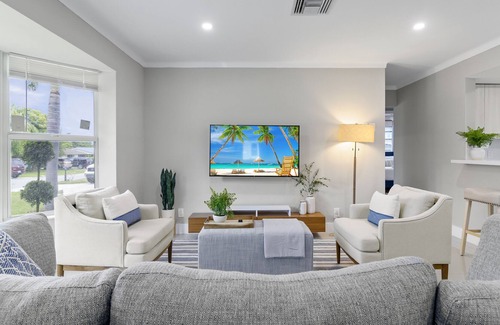 Boynton Beach House | Modern Coastal house with King beds, 10 mins to the Beach!