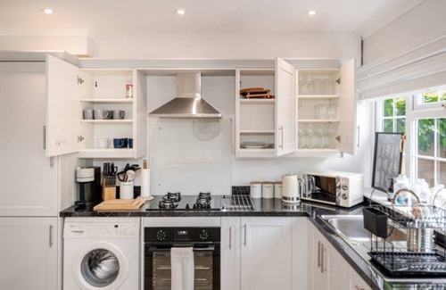 New Forest District Apartment | Modern Coastal Retreat, Hot Tub and Fire pit