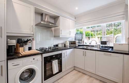 New Forest District Apartment | Modern Coastal Retreat, Hot Tub and Fire pit
