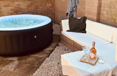 New Forest District Apartment | Modern Coastal Retreat, Hot Tub and Fire pit