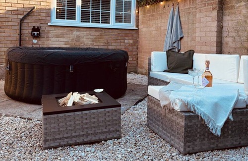 New Forest District Apartment | Modern Coastal Retreat, Hot Tub and Fire pit
