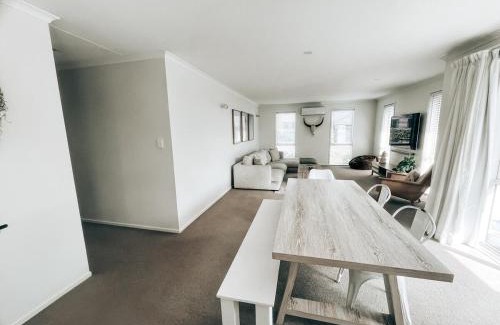 Pyes Pa House | Modern Coastal Retreat in Pyes Pa