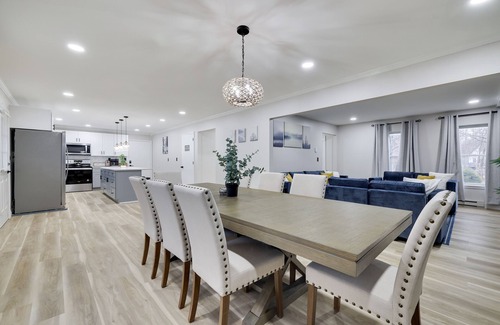 Tobyhanna House | ✨ Modern Colonial ✨ Hot Tub ✨ Karaoke ✨ Game Room ✨ EV Charger ✨ King Bed ✨