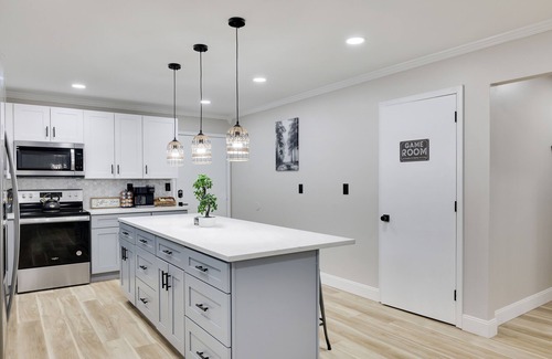 Tobyhanna House | ✨ Modern Colonial ✨ Hot Tub ✨ Karaoke ✨ Game Room ✨ EV Charger ✨ King Bed ✨