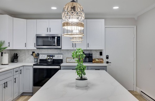 Tobyhanna House | ✨ Modern Colonial ✨ Hot Tub ✨ Karaoke ✨ Game Room ✨ EV Charger ✨ King Bed ✨