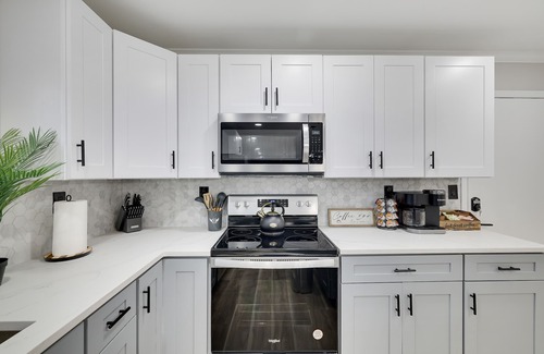 Tobyhanna House | ✨ Modern Colonial ✨ Hot Tub ✨ Karaoke ✨ Game Room ✨ EV Charger ✨ King Bed ✨