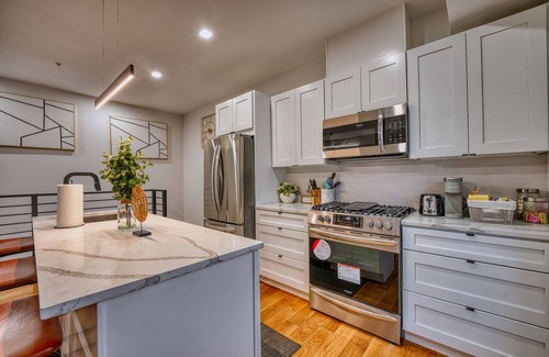 Brightwood Park Apartment | Modern & Colorful ~ 5 STAR Location