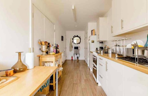 Harrow Road Apartment | Modern Colourful Room