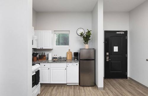Maxwell Apartment | Modern Comfort 8 Beds, 4 Bedroom Walk to Restaurants, Bars, Coffee