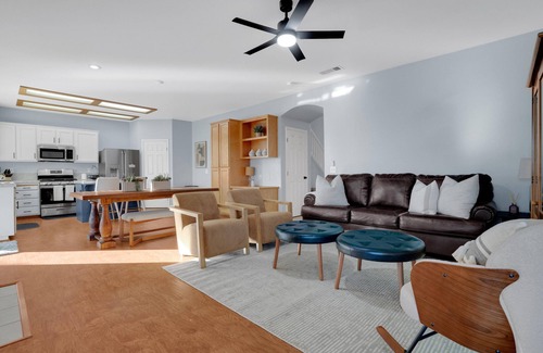 Spanos Park House | Modern Comfort: Charming Waterfront Home in Stockton