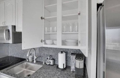 Cleveland Heights Condo | Modern Comfort: Lake Merritt Edition