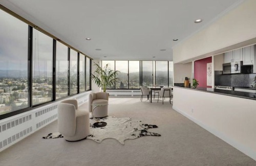 Cleveland Heights Condo | Modern Comfort: Lake Merritt Edition