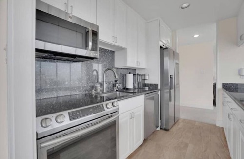 Cleveland Heights Condo | Modern Comfort: Lake Merritt Edition
