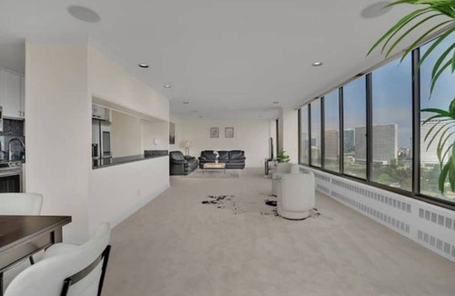 Cleveland Heights Condo | Modern Comfort: Lake Merritt Edition