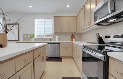 Peters House | Modern Comfort: Manteca Edition