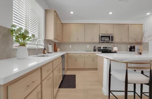 Peters House | Modern Comfort: Manteca Edition