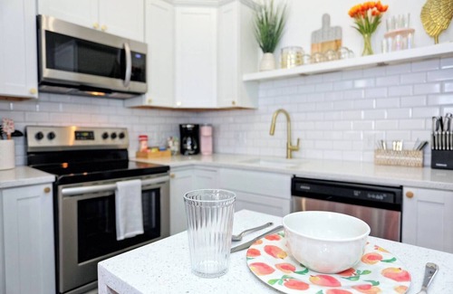 Historic Downtown Savannah Apartment | Modern Comfort Meets Southern Charm +Walk to Forsyth Park + Dog Friendly