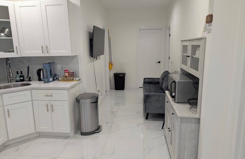 Elmont Apartment | Modern Comfort - Minimal StylenEntire guest suite in Elmont, New York