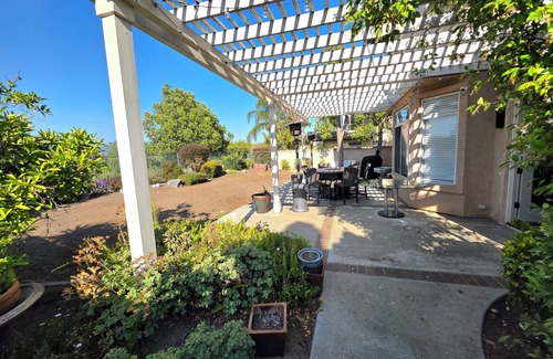 Kit Carson House | Modern & Comfort Paradise in Central Location withMountain Views & Fenced Yard
