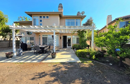 Kit Carson House | Modern & Comfort Paradise in Central Location withMountain Views & Fenced Yard