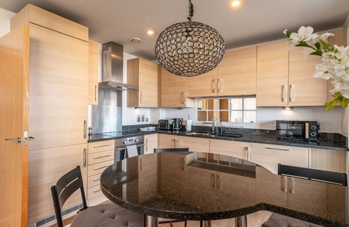 Stratford and New Town Apartment | Modern Comfort: Stratford 3BR Duplex