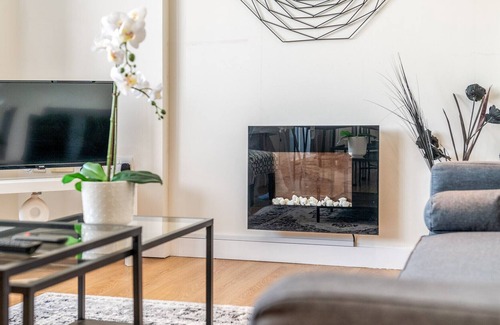 Stratford and New Town Apartment | Modern Comfort: Stratford 3BR Duplex