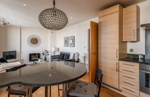 Stratford and New Town Apartment | Modern Comfort: Stratford 3BR Duplex