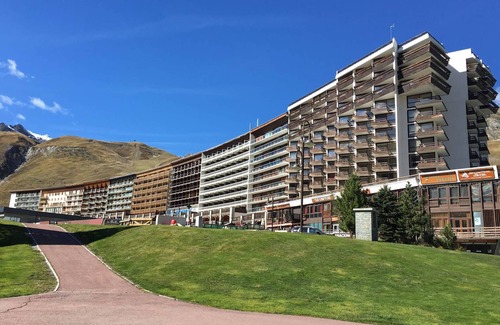 Tignes le Lac Apartment | Modern Comfort Studio · Near Slopes & Shops · Balcony