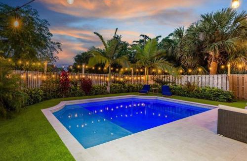 Poiciana Park II Villa | Modern Comfortable Stay!Sleeps 8!